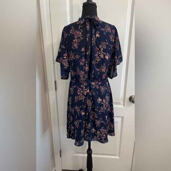 Lumiere Chiffon Floral Open Back High Neck Flutter Sleeve Dress Size Small

#4 - Picture 5 of 9